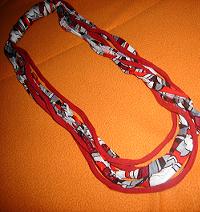 Colar em tons vermelho:3.50 trapilhices